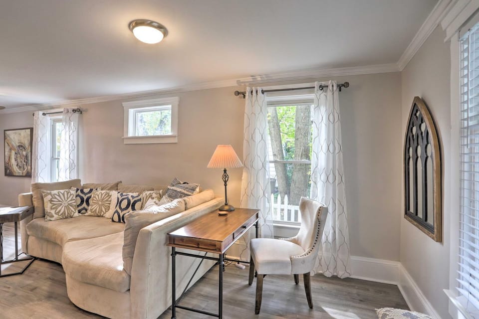 Pet-Friendly Home - half Mi to Downtown Willoughby! House in Willoughby