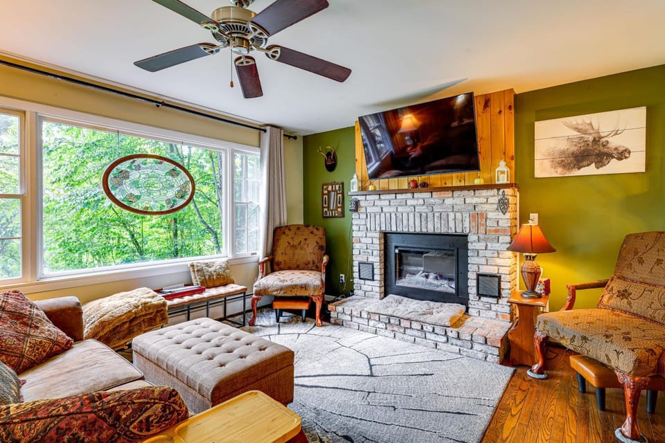 Rustic Adirondacks Home w/ Hot Tub & Lake Access! House in Hudson Valley