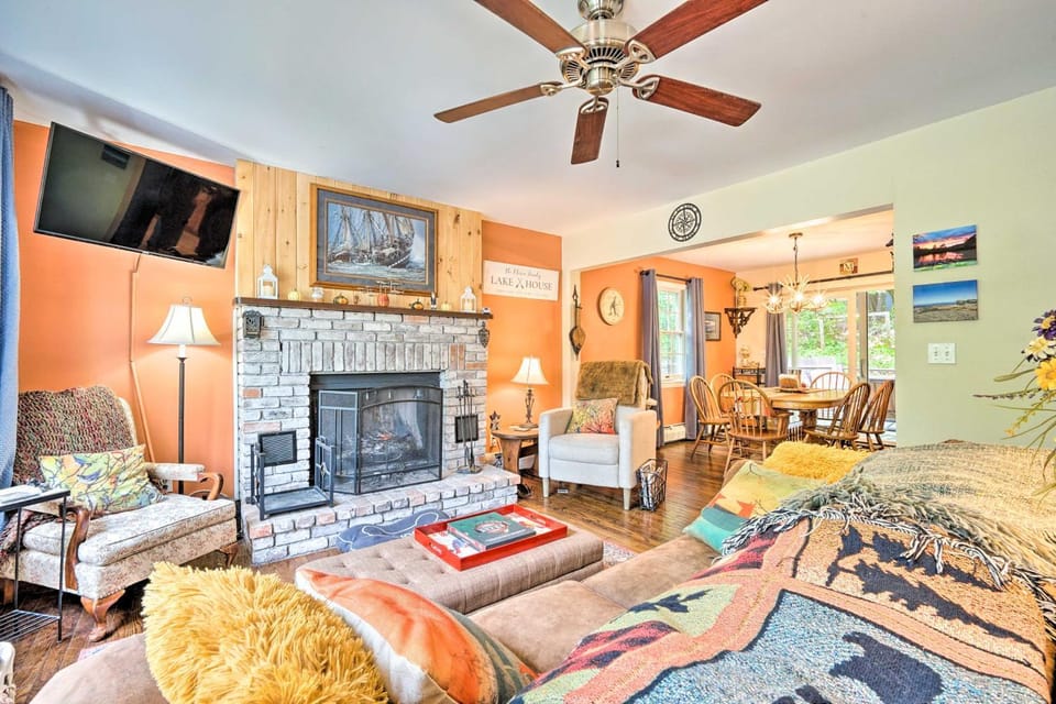 Rustic Adirondacks Home w/ Hot Tub & Lake Access! House in Capital District, NY, USA