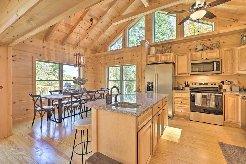 12 Mi to Sugar Mtn! Group Getaway w/ 2 Decks House in Watauga