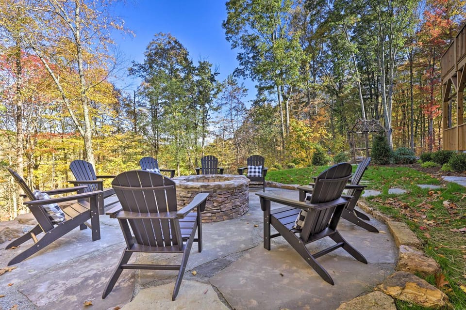 12 Mi to Sugar Mtn! Group Getaway w/ 2 Decks House in Watauga