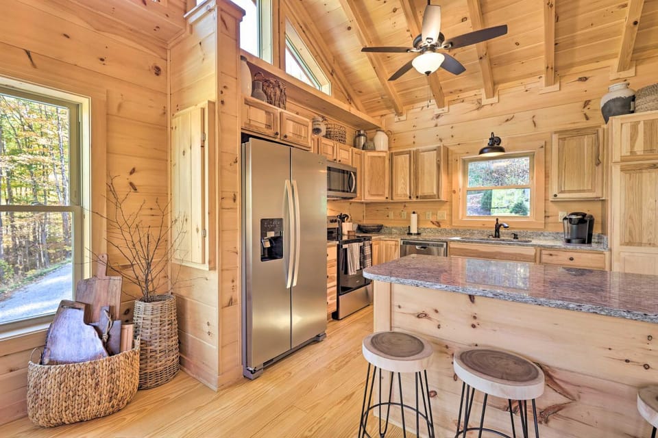 12 Mi to Sugar Mtn! Group Getaway w/ 2 Decks House in Watauga