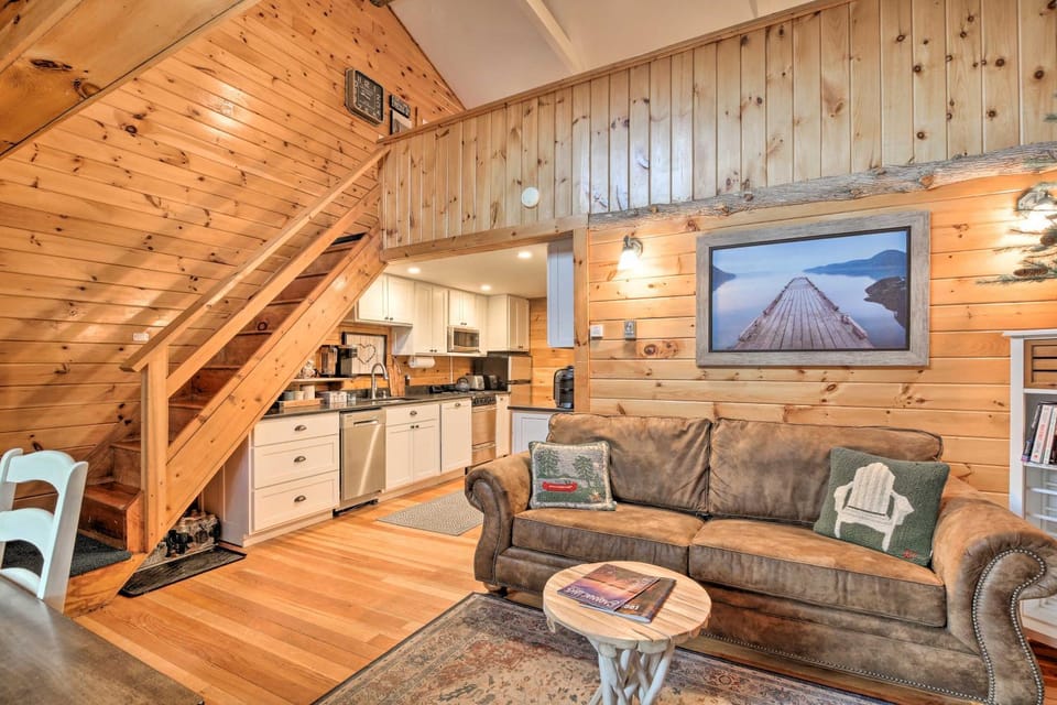 'Skylight' Adirondack Cabin w/ On-Site Lake Cabin in Upper Saranac Lake