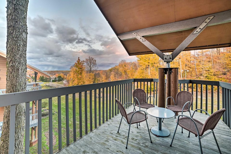 Ski-In/Ski-Out! Cozy Bellaire Resort Retreat! House in Michigan