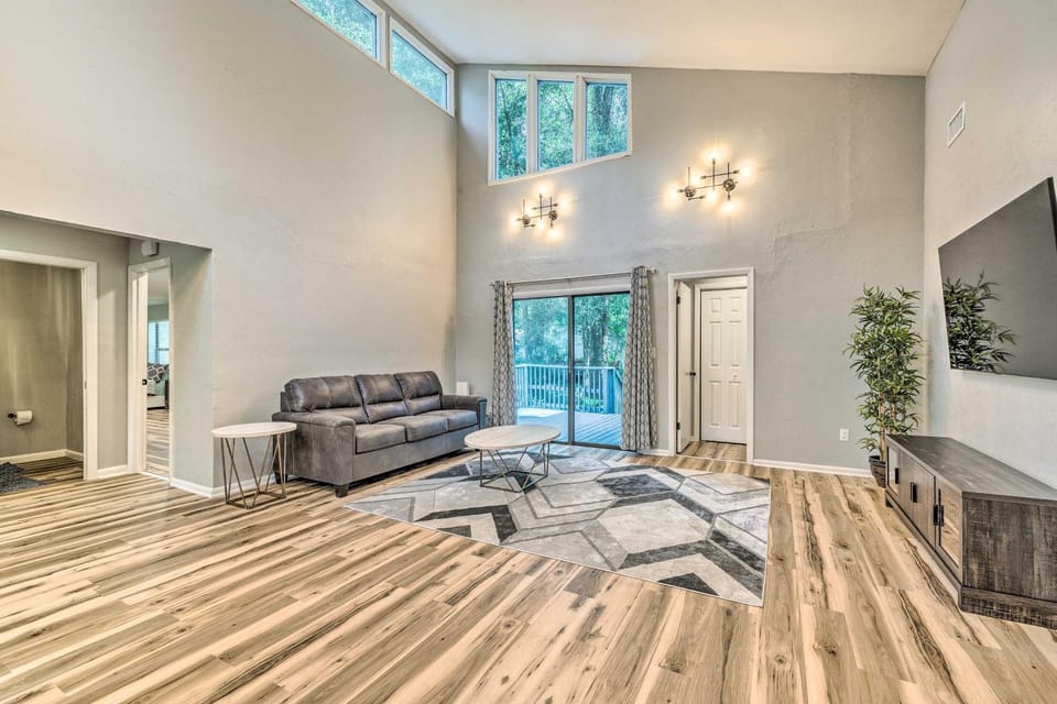 Walk to UF: Family Home w/ Patio! House in Gainesville