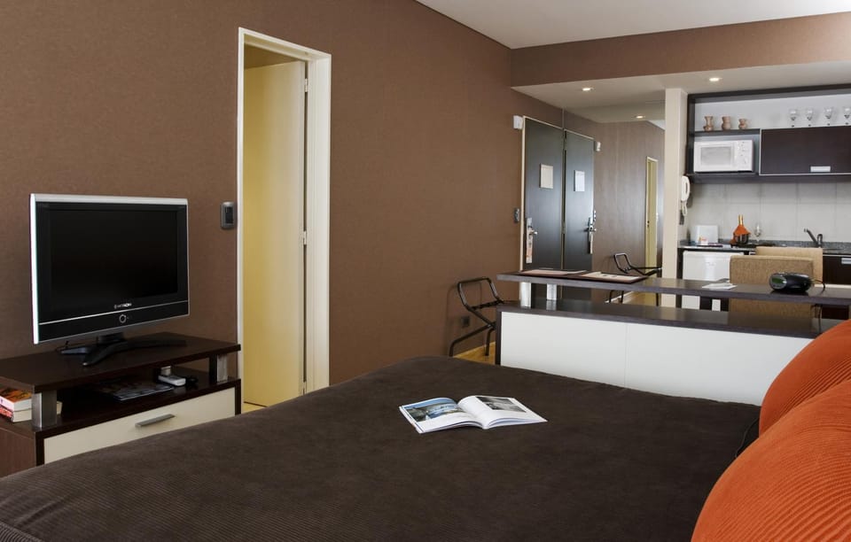 Bed, TV and multimedia, Kitchen or kitchenette, Living room, Photo of the whole room, Bedroom