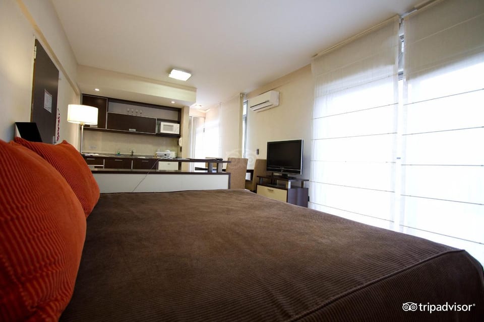Bed, TV and multimedia, Bedroom