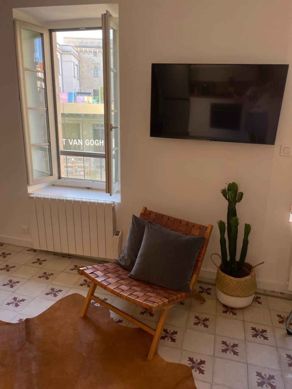 TV and multimedia, Seating area, Landmark view