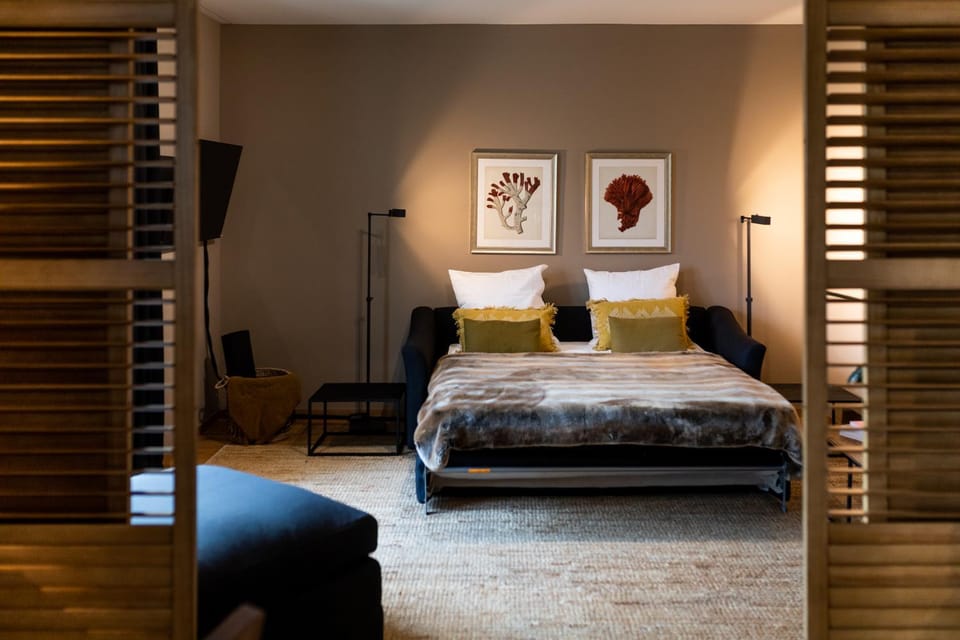 Bed, Living room, Bedroom
