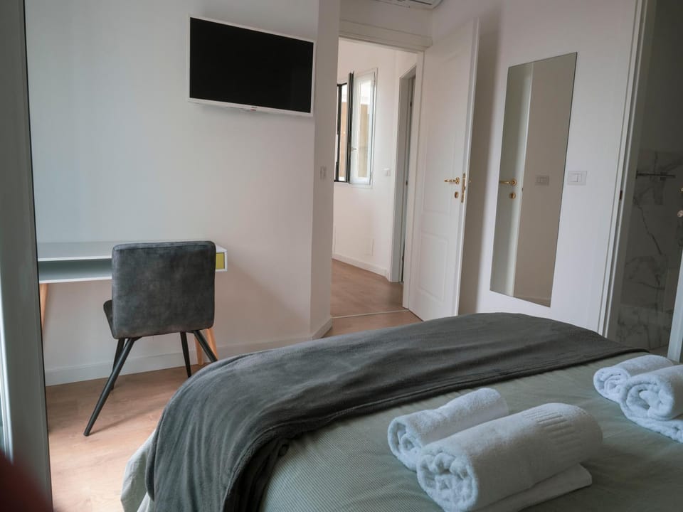 Bed, TV and multimedia, Photo of the whole room, Bedroom