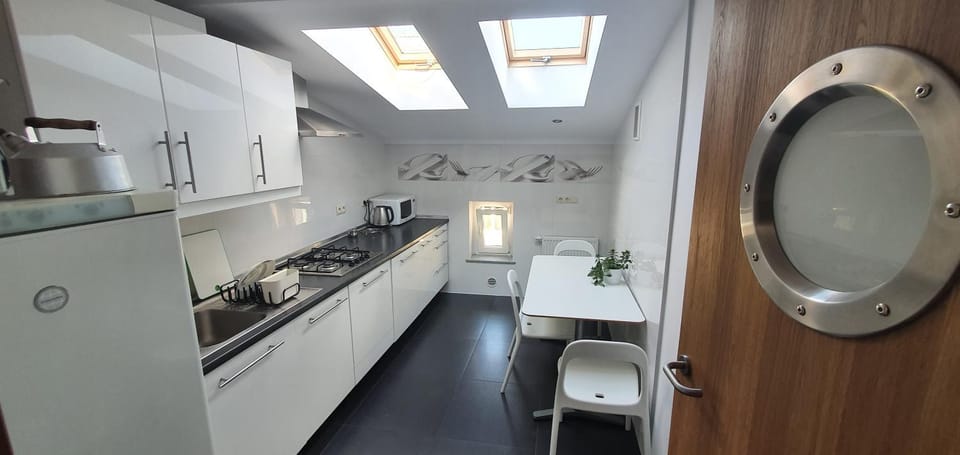 Kitchen or kitchenette, Communal kitchen