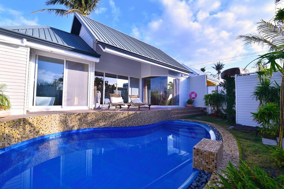 Swimming pool, sunbed