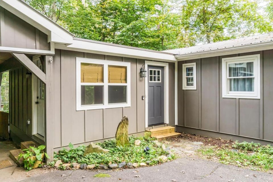Designer Getaway-Hot Tub, 4 Minutes to Dahlonega House in Dahlonega