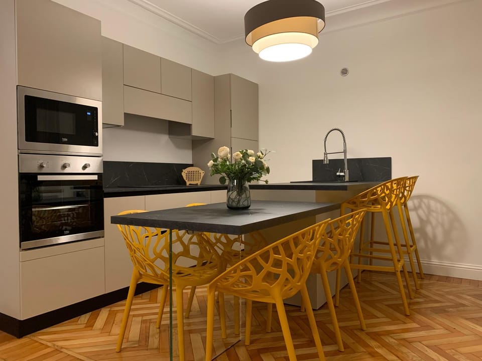 Kitchen or kitchenette, Dining area