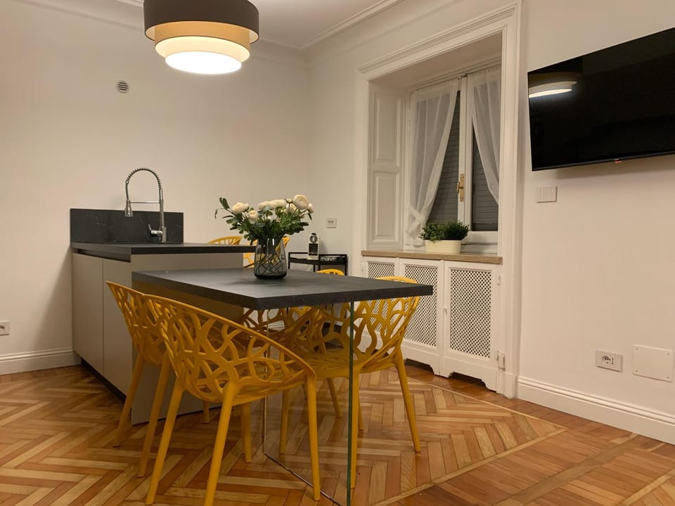 TV and multimedia, Coffee/tea facilities, Kitchen or kitchenette, Living room, Dining area