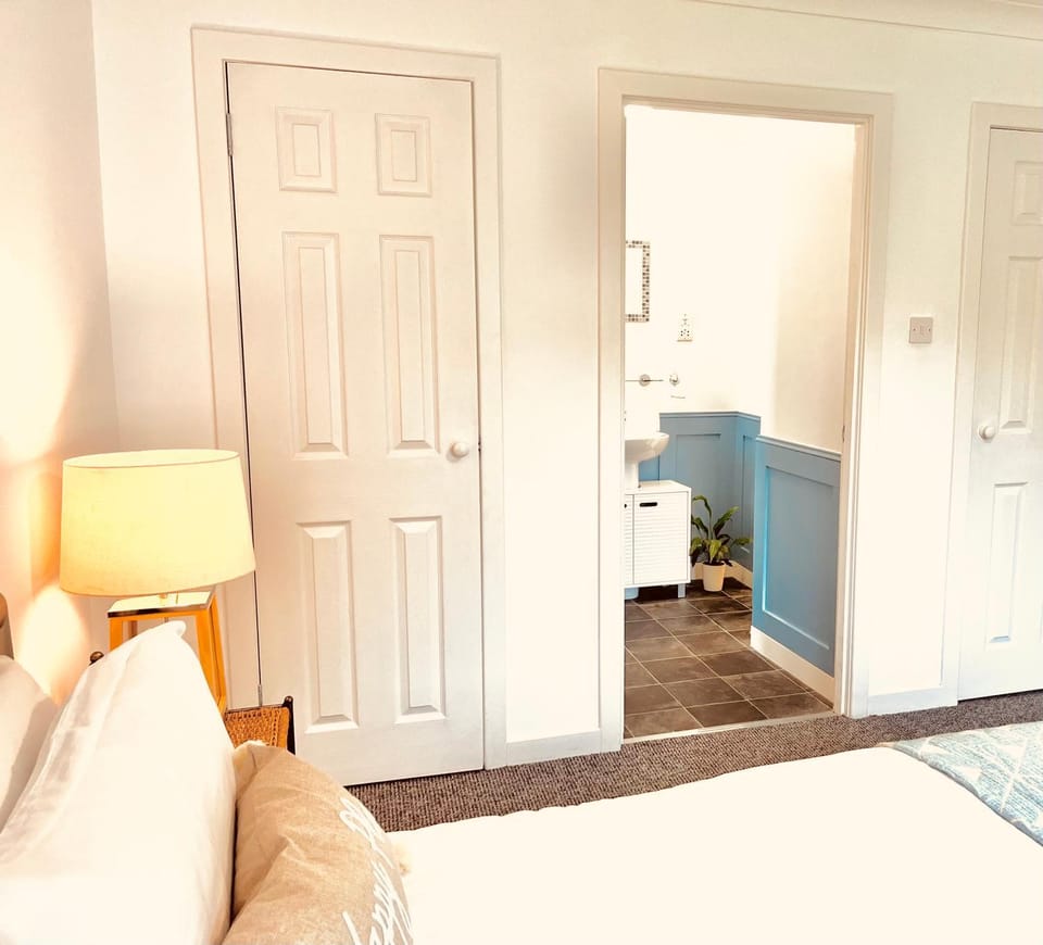 Shower, Bed, Bathroom, Bedroom, wardrobe