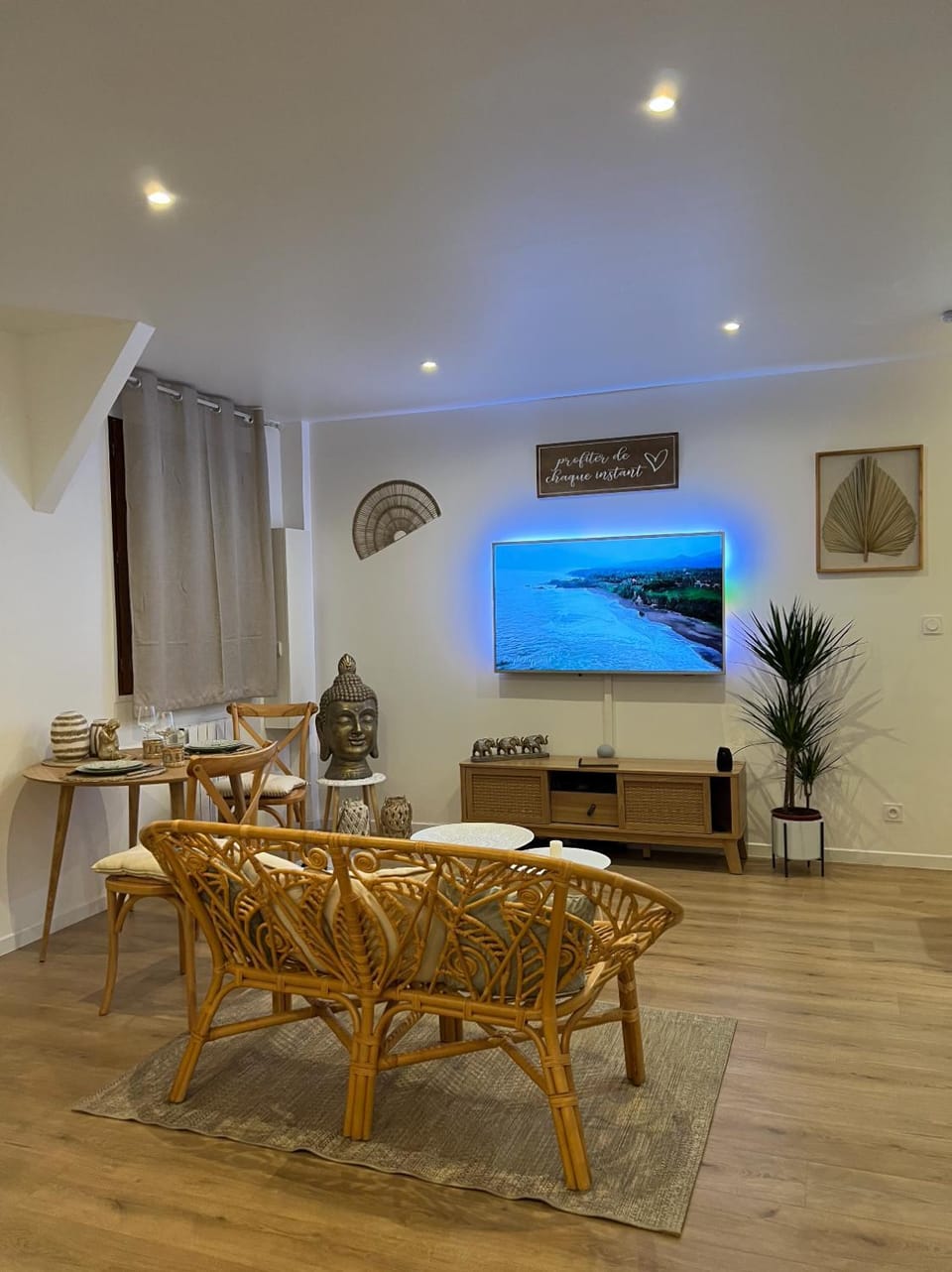 Communal lounge/ TV room, TV and multimedia, Living room, Seating area, Dining area, locker