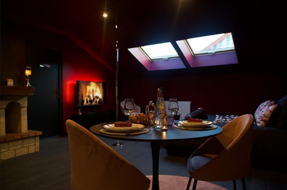 Property building, Restaurant/places to eat, Photo of the whole room, Dining area, Bedroom, Breakfast, Drinks, Alcoholic drinks