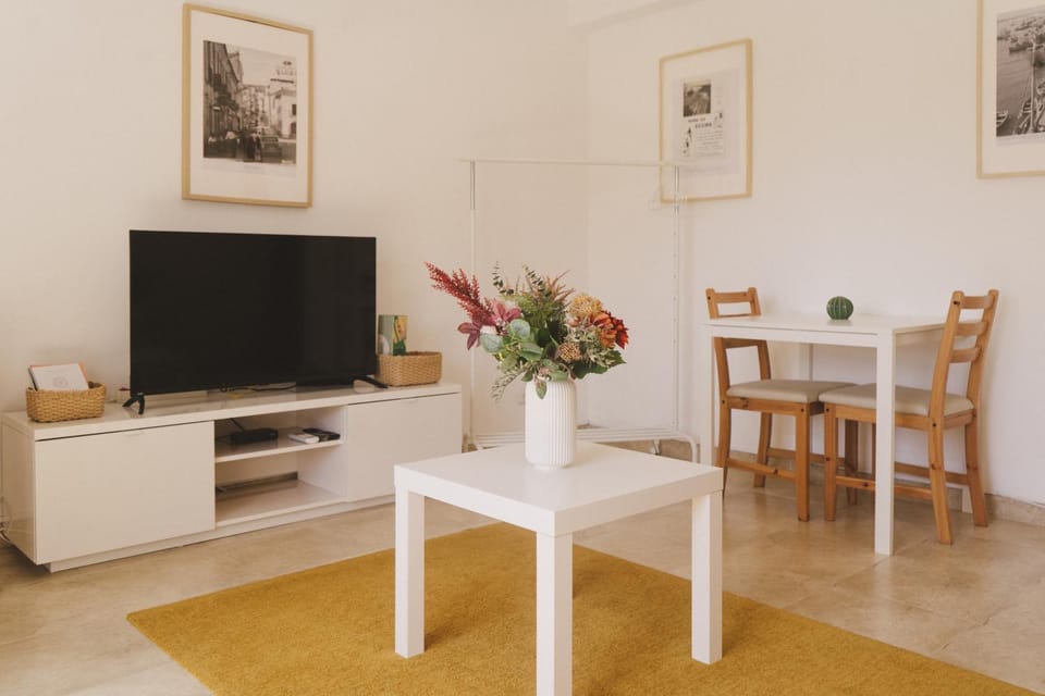 Communal lounge/ TV room, TV and multimedia, Living room, Seating area, Dining area