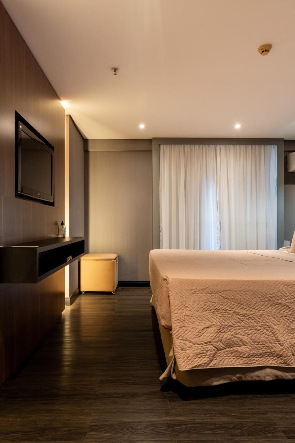 TV and multimedia, Photo of the whole room, Bedroom