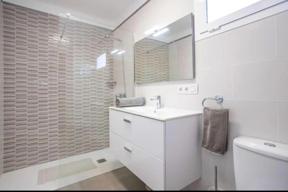 Shower, towels