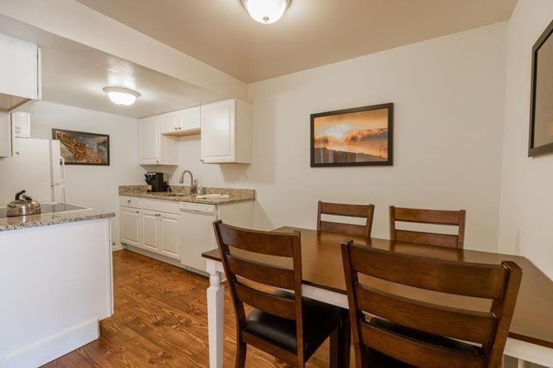 Kitchen or kitchenette, Dining area