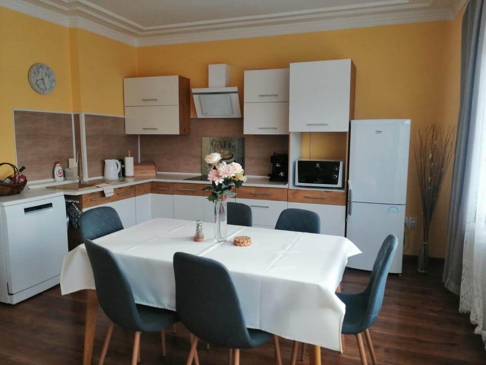 Kitchen or kitchenette, Dining area