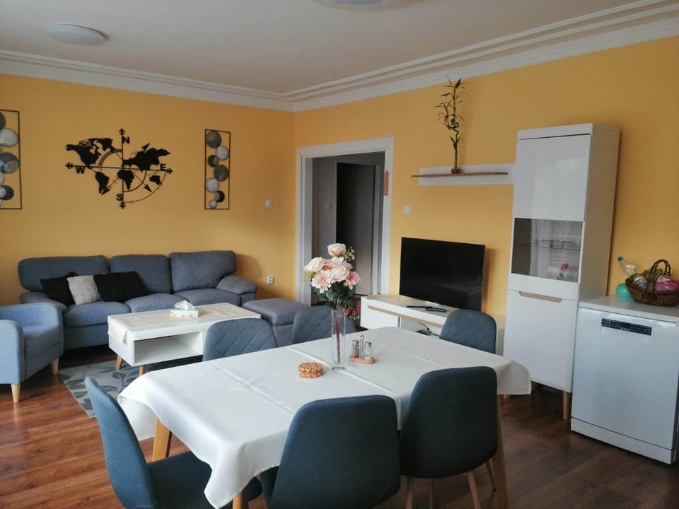 Communal lounge/ TV room, Kitchen or kitchenette, Living room, Dining area