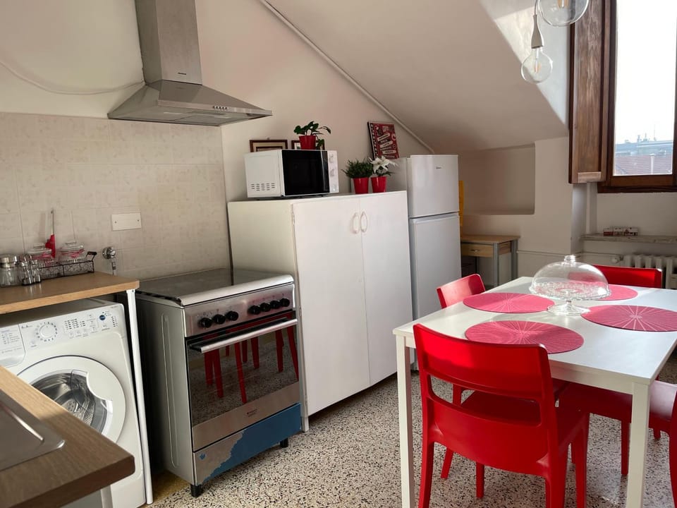 Kitchen or kitchenette, Dining area, oven