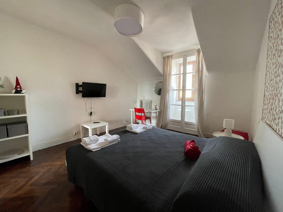 Bed, TV and multimedia, Bedroom
