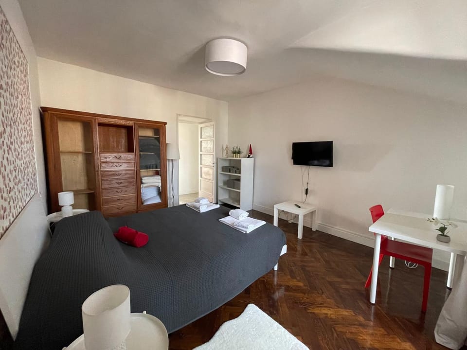 Bed, TV and multimedia, Bedroom