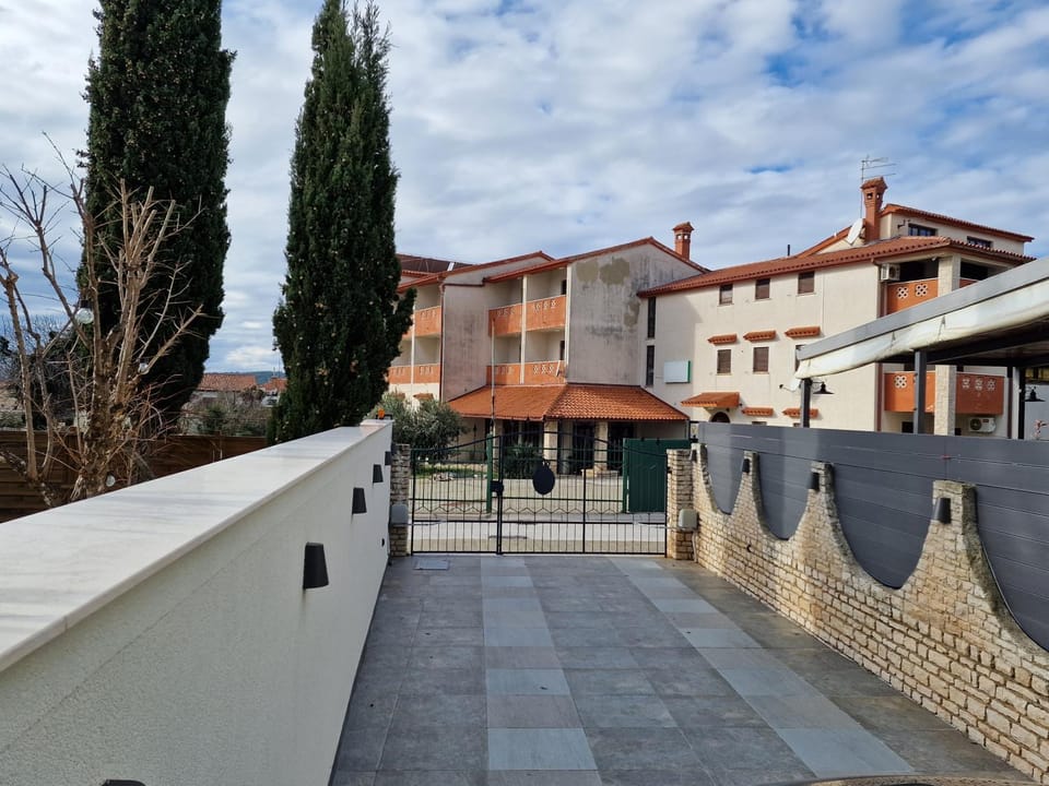 Property building, Facade/entrance