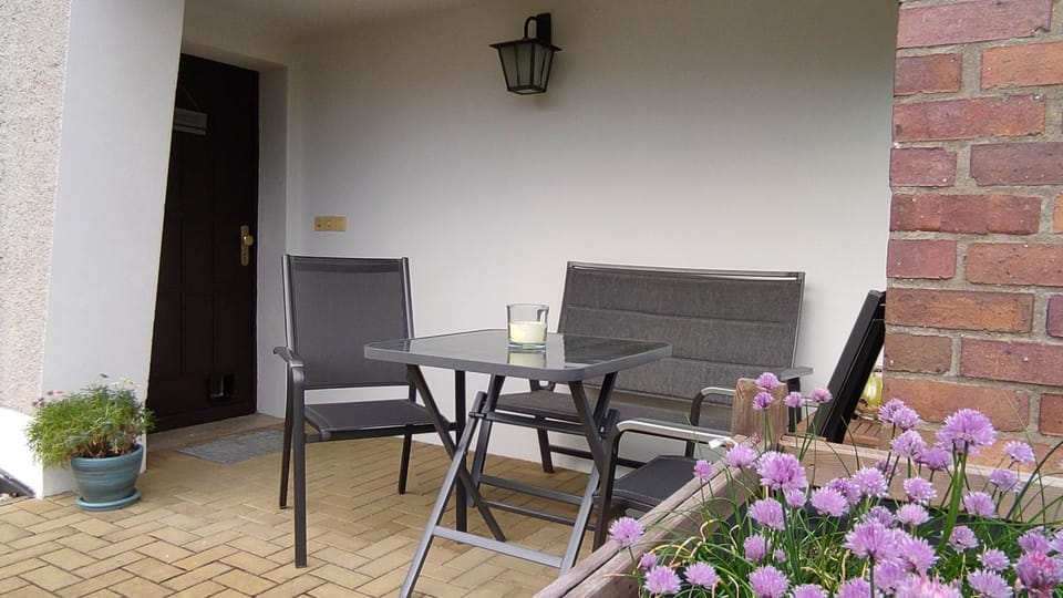 Property building, Day, Balcony/Terrace, Seating area, Dining area