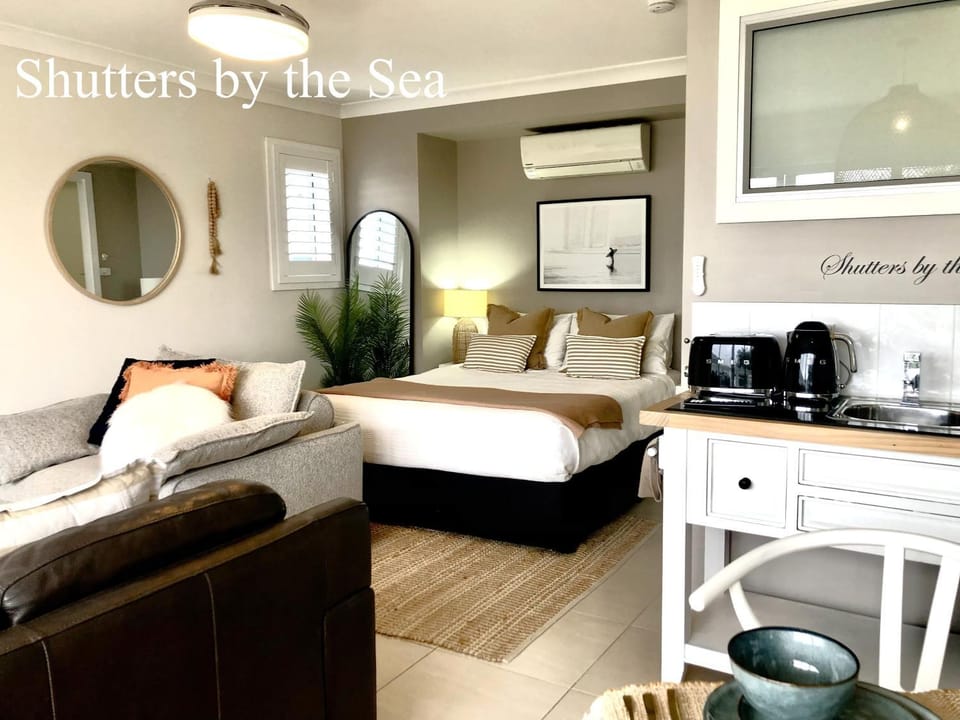 Bed, Photo of the whole room, Seating area, Bedroom, toaster, air conditioner