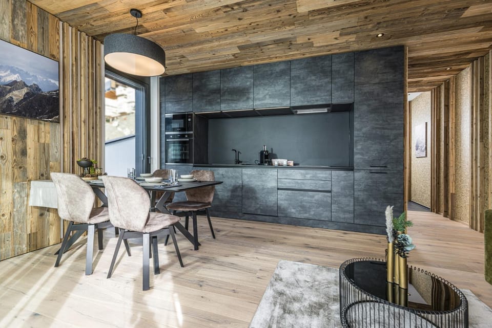 Kitchen or kitchenette, Seating area, Dining area