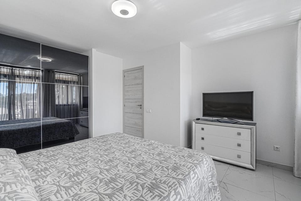 Bed, TV and multimedia, Photo of the whole room, Bedroom