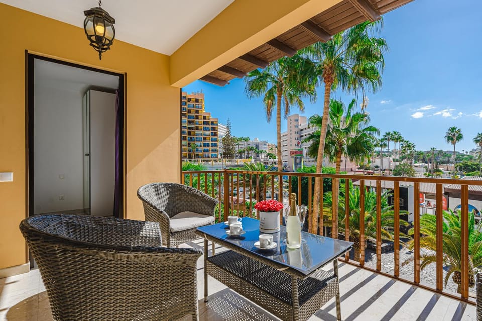 Amazing 3 bedroom apartment on the first line of the best Las Americas beach, air conditioner and terrace ocean view Apartment in Costa Adeje