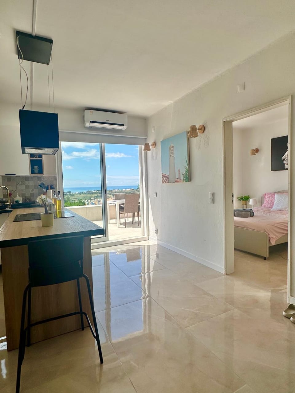 Living room, Photo of the whole room, Bedroom, Sea view, Breakfast, minibar