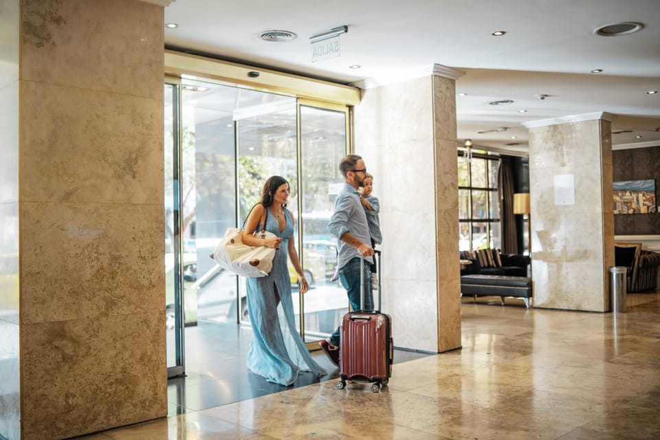 Facade/entrance, People, Lobby or reception, Guests, Guests, group of guests, Family, Family