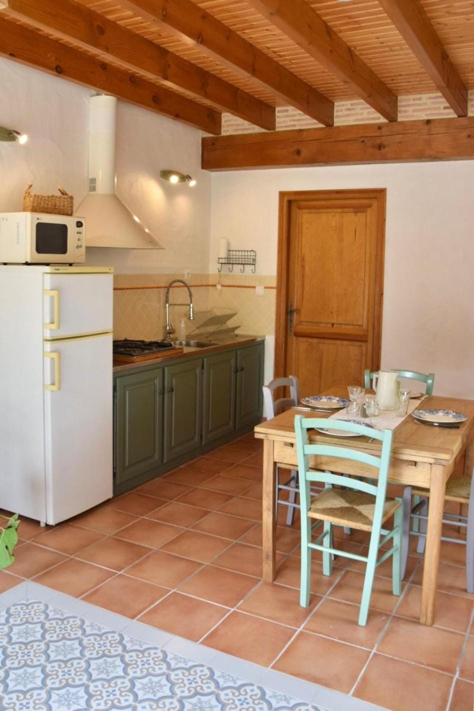 Kitchen or kitchenette, Dining area