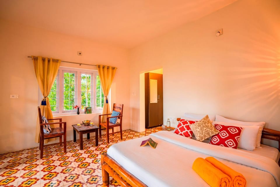 Bed, Living room, Photo of the whole room, Seating area, Dining area, Bedroom
