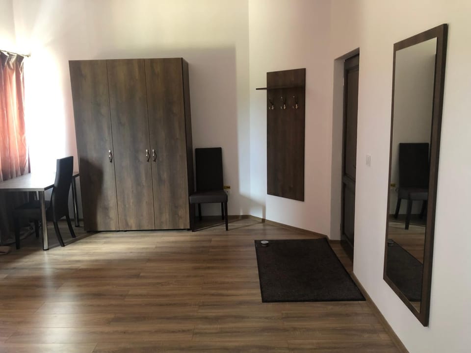 Photo of the whole room, Seating area