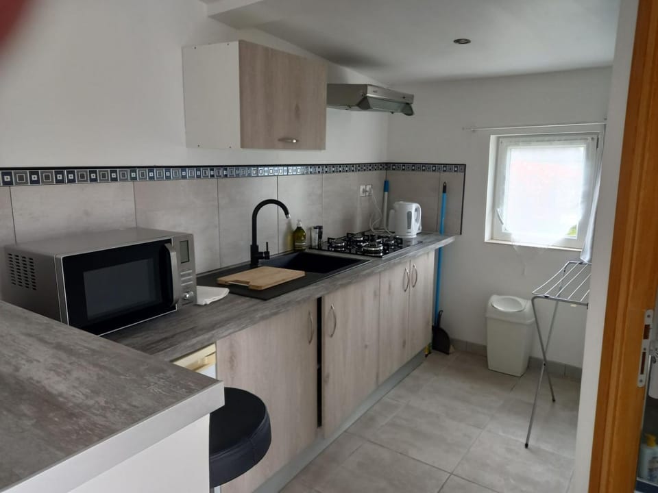 Coffee/tea facilities, Kitchen or kitchenette, stove