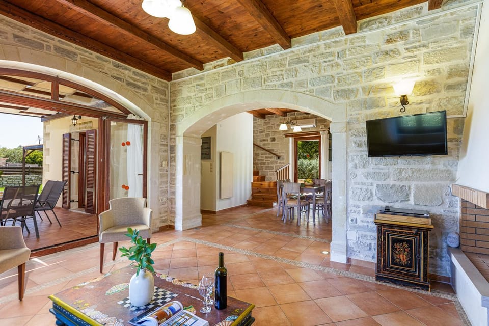 Living room, Lounge or bar, Seating area, flat iron