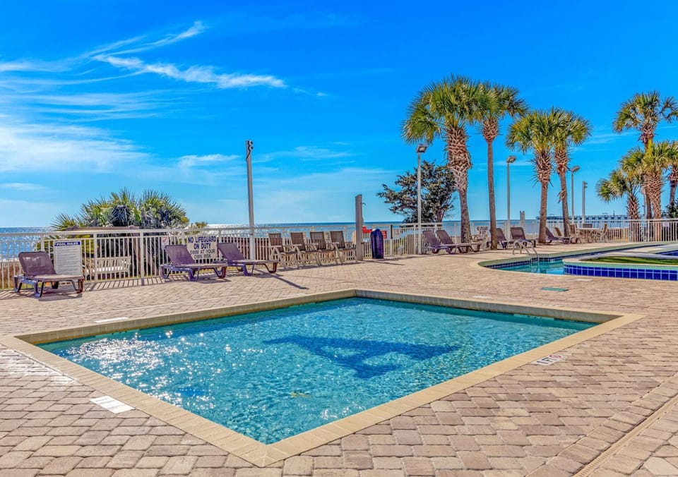 Beautiful Condo! Direct Oceanfront - 1 bedroom, 1 bath - Atlantica 200 House in Myrtle Beach