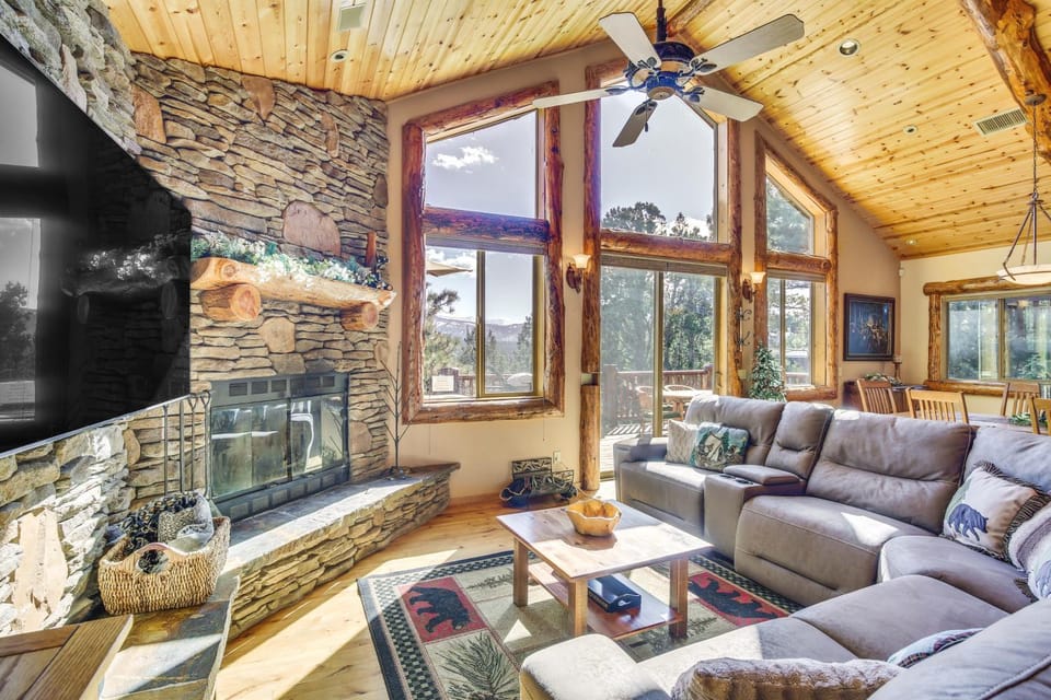 4 Mi to Snow Summit: Cabin w/ Mtn Views & Decks Cabin in Southern California