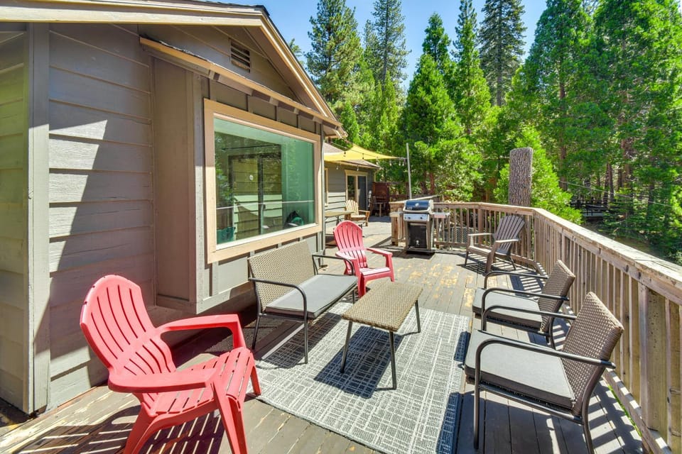 Cozy Retreat w/ Deck ~ 2 Mi to Pinecrest Lake! House in Tuolumne County