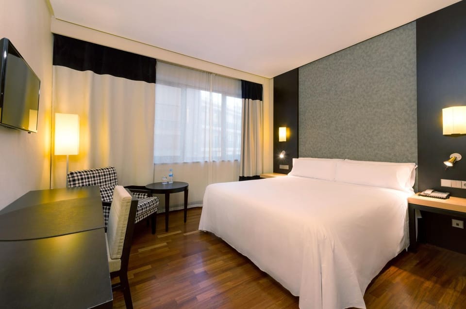 Bed, TV and multimedia, Bedroom, Drinks