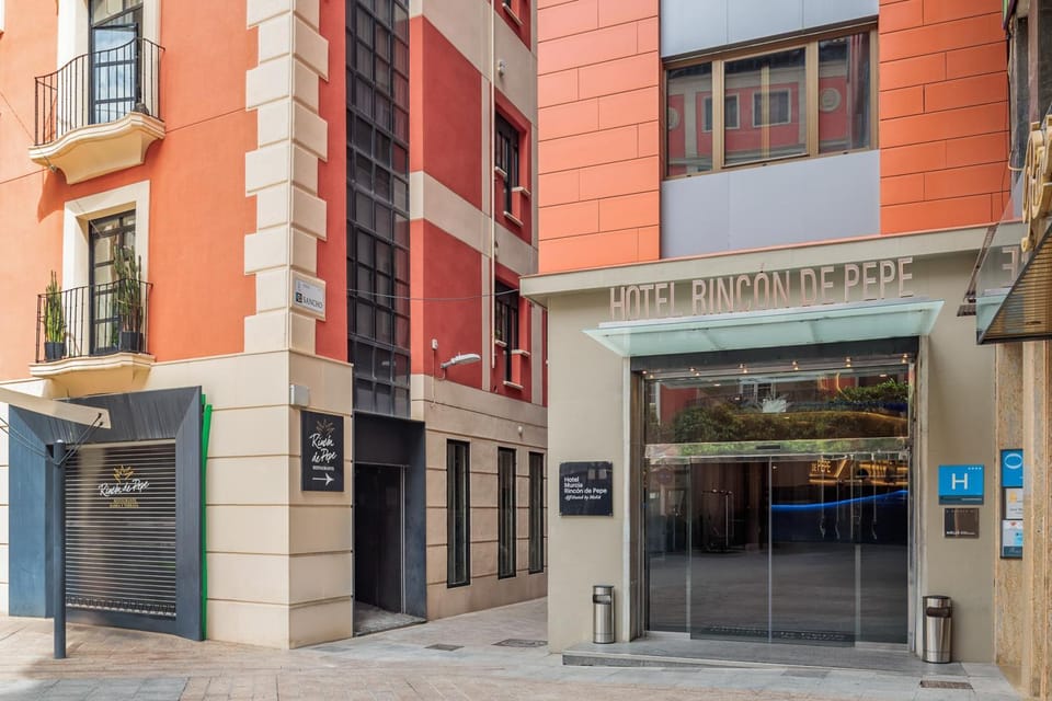 Restaurant/places to eat, Facade/entrance, Balcony/Terrace, Lobby or reception, Lounge or bar, Dining area, Drinks