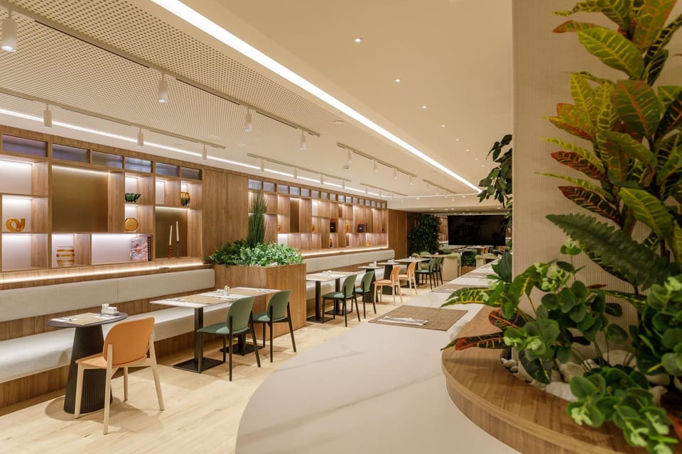 Restaurant/places to eat, TV and multimedia, Dining area, Entertainment